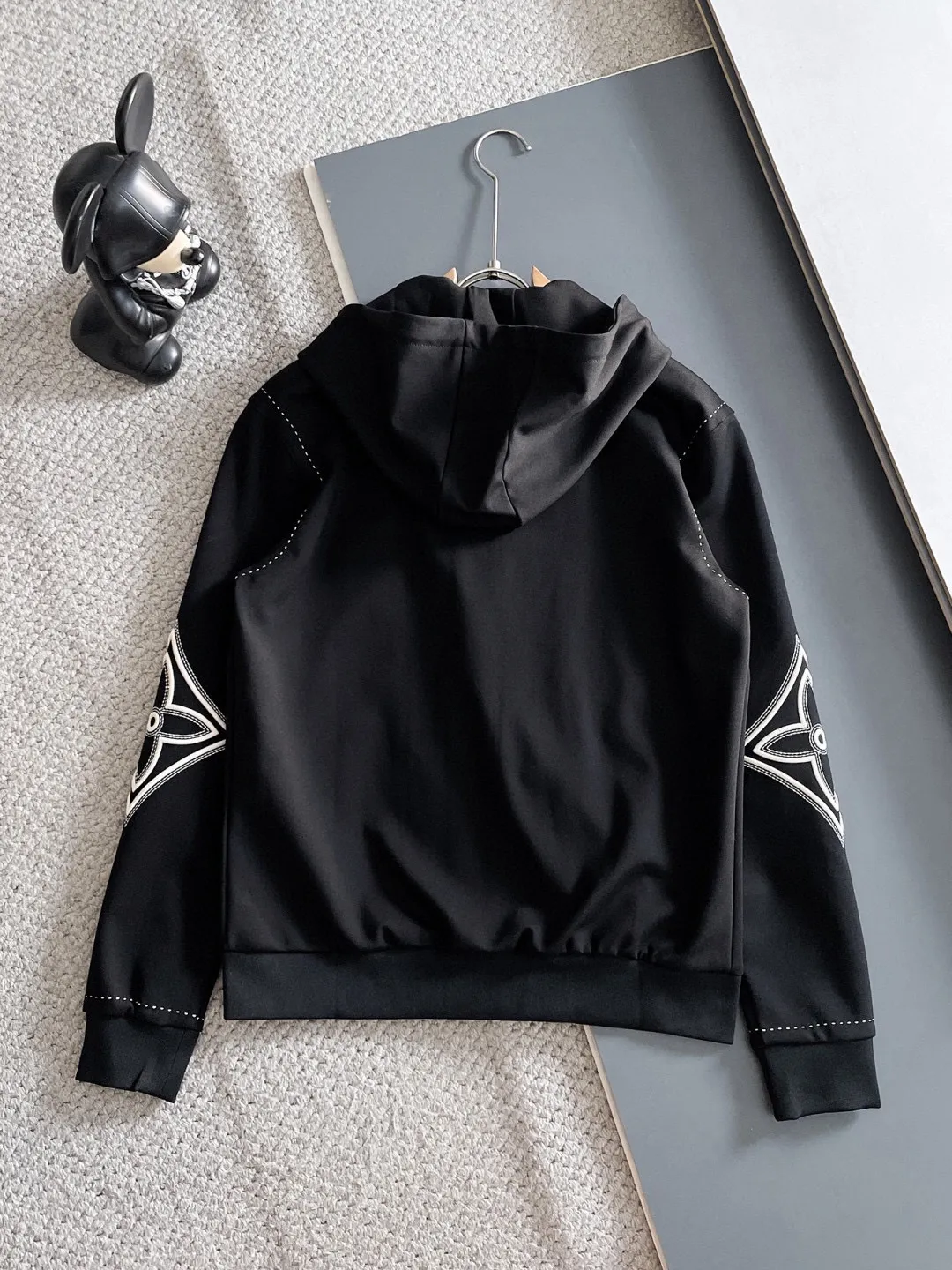 🅿️720 LV hot-selling suit is coming. Focus on the original version of the official website. 2025 new hot-selling cardigan suit. The original order is the best. 🇭🇰The meticulous work of top designers. It has a fitting and perfect upper body effect. All-natural high-quality Tencel Roman cotton 100%, close-fitting comfort, noble and elegant! Original hardware embodies elegance and nobility! Counter size: M-3XL (maximum wear up to 190 pounds)